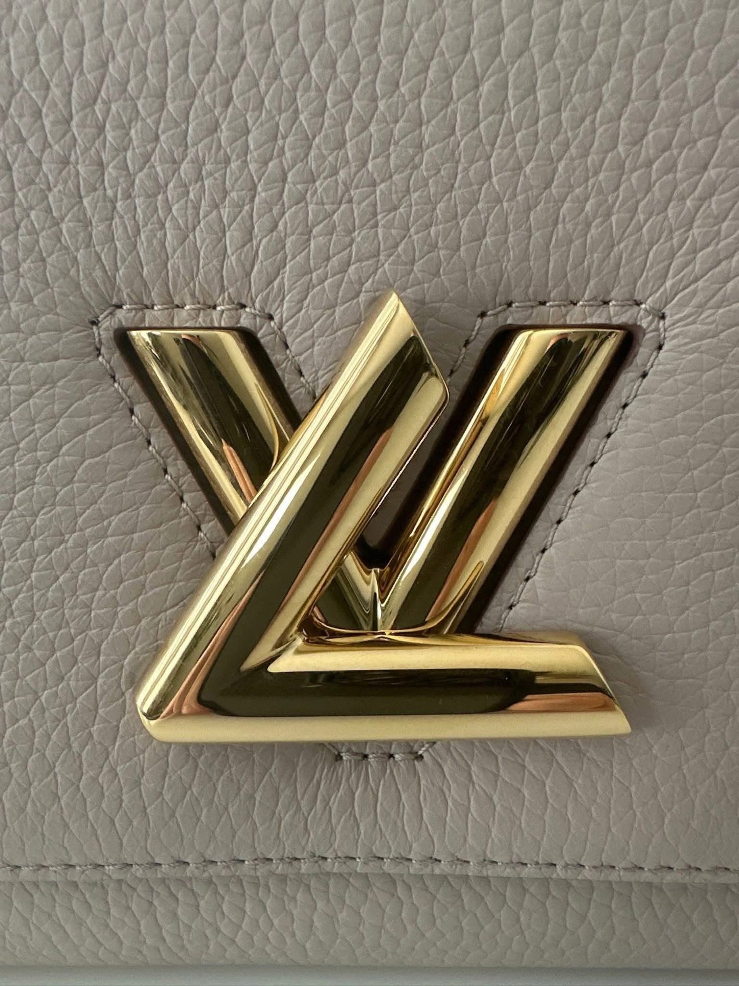 Louis Vuitton Twist One Handle PM en cuir Taurillon